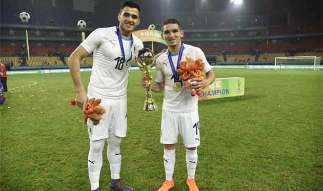 Лукас Торрейра (справа) с трофеем China Cup 2018, фото пресс-службы Федерации футбола Уругвая