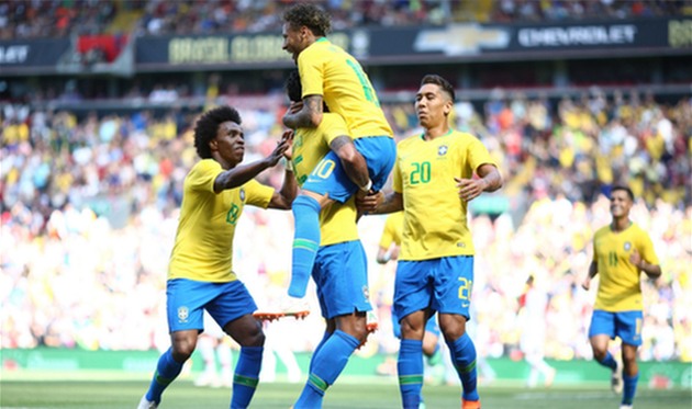 игроки сборной бразилии отмечают взятие ворот, twitter.com/CBF_Futebol