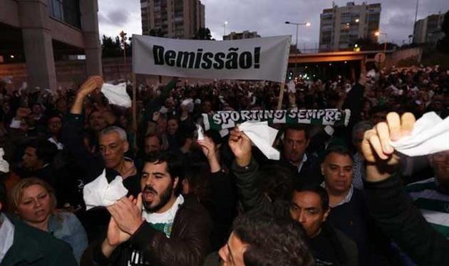 Болельщики Спортинга вышли с протестом против одиозного президента клуба