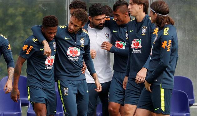 Неймар поздравляет Фреда