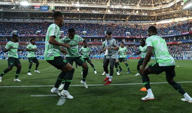 Сборная Нигерии на предматчевой разминке, FIFA.com