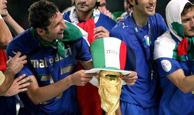 Марко Матерацци с Кубком мира, EPA