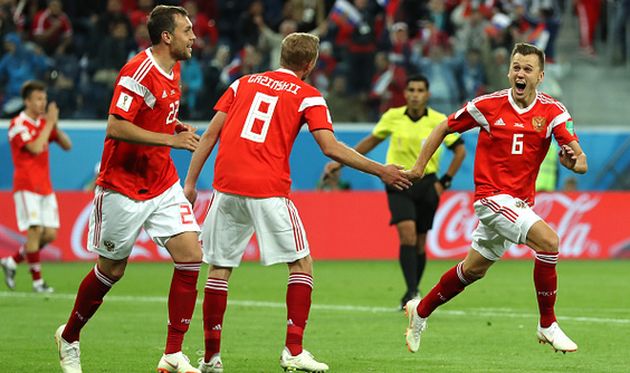 игроки сборной россии празднуют взятие ворот, getty images