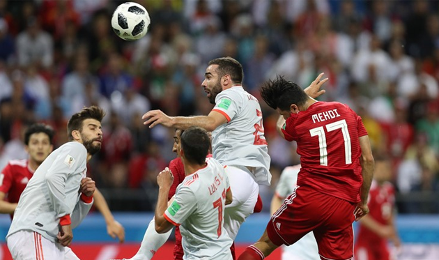 Дани Карвахаль в верховой борьбе, fifa.com