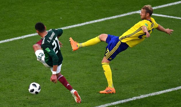 Эдсон Альварез срезает мяч в свои ворота, Getty Images