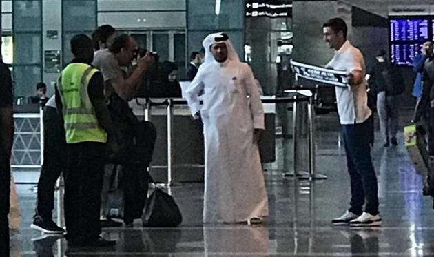 Габи позирует с розой Аль-Садда, фото AS