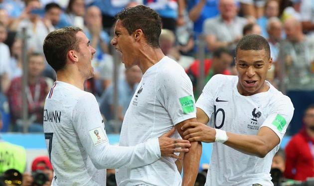 Рафаэль Варан с Антуаном Гризманном и Килианом Мбаппе, Getty Images