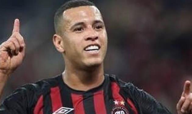 Бразильский защитник, которого связывали с Динамо и Шахтером, намекнул на переезд в Украину