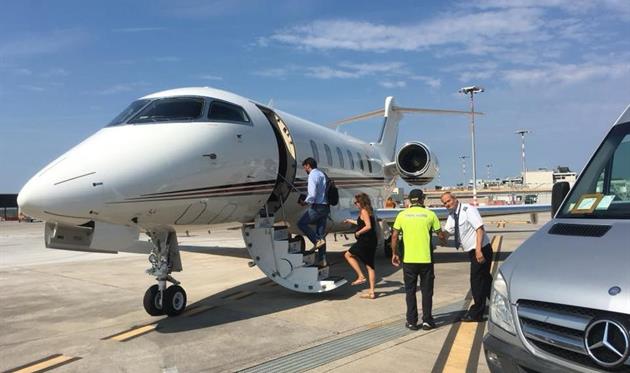 Андреа Аньелли поднимается на борт своего самолета