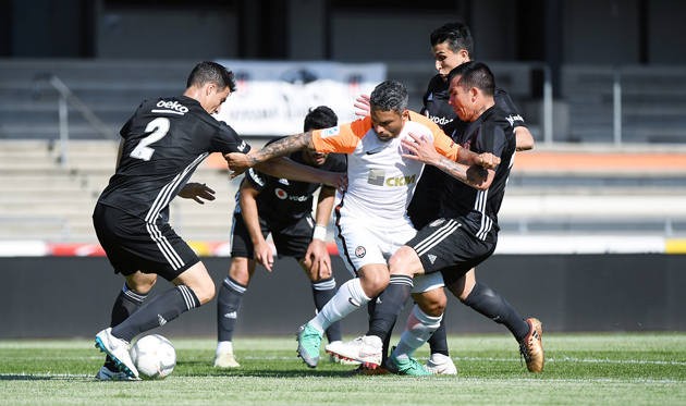 Марлос в окружении игроков Бешикташа, фото: ФК Шахтер