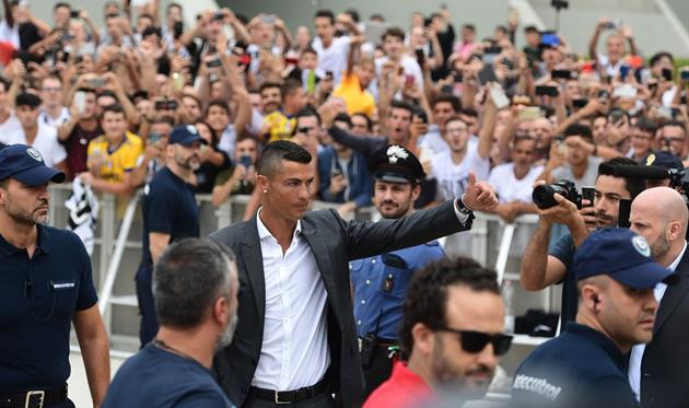 Роналду в Ювентусе: Как португальца встречали тифози в Турине