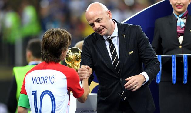 Редактор Football.ua вручает приз Модричу, Getty Images