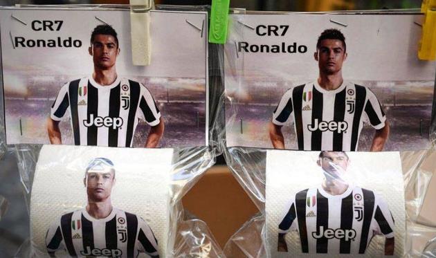 В Неаполе продают туалетную бумагу с портретом Роналду