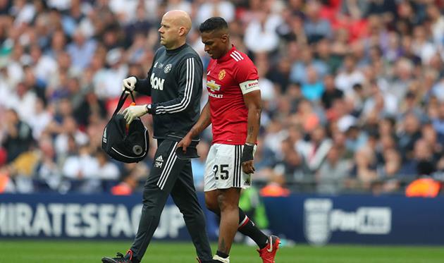 Антонио Валенсия (справа) покидает поле, Getty Images