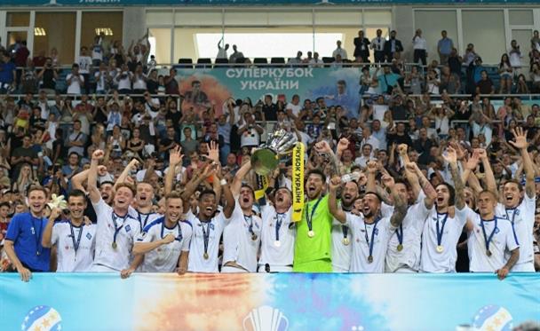 Че Че вместе с партнерами по Динамо отмечает победу