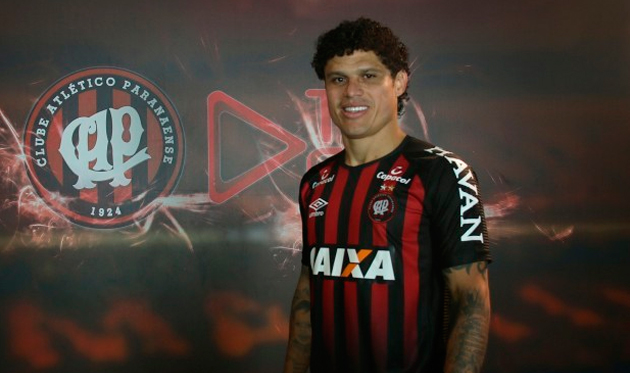 Азеведо представлен в качестве игрока Атлетико Паранаэнсе