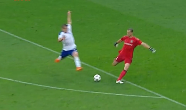 Беседин отобрал мяч у Шуста