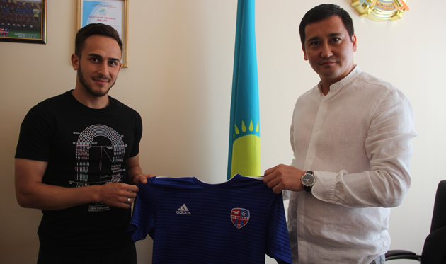 Амбросий Чачуа (слева), fc-akzhayik.kz