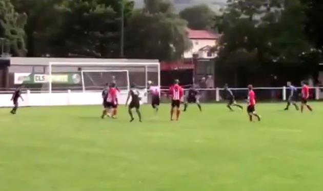 Вратарь спас свою команду от поражения выстрелом под перекладину