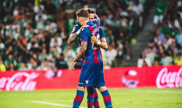 Рохер — автор первого гола сезона в Примере, Леванте разгромил Бетис