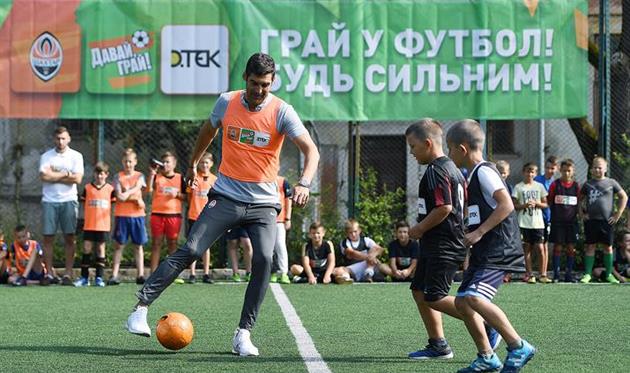 Паулу Фонсека играет в футбол с детьми, ФК Шахтер