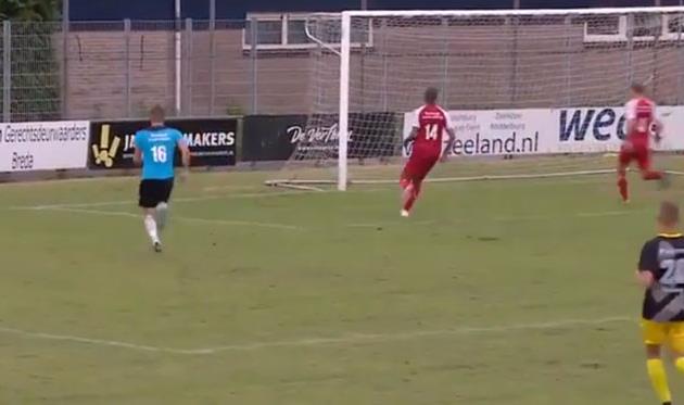 Судейская слепота: курьезный гол сквозь сетку из Голландии