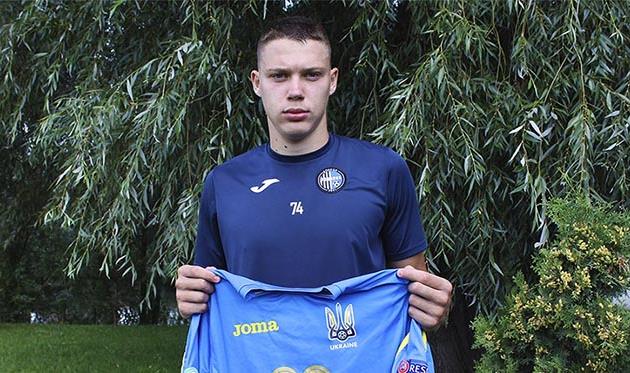 Игорь Снурницын с главным призом, фото фк Олимпик