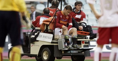 Увозят Тотти..Тают надежды...AFP