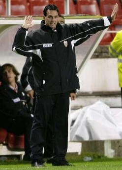 Унаи Эмери руководит игрой команды, Reuters