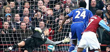 Янг открывает счет, фото bbc.co.uk