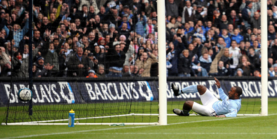 Васселл вносит мяч в сетку, AFP