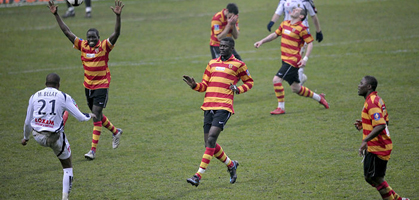 Через мгновенье игроки Ланса упадут на газон от счастья! Они набирают три очка, и отрываются от зоны вылета! Фото rclens.fr