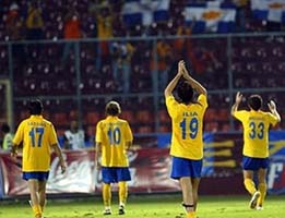 Игроки АПОЕЛа благодарят болельщиков, AFP