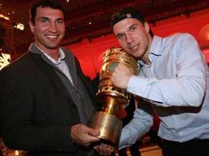 Подольски с товарищем по команде :-) Reuters 