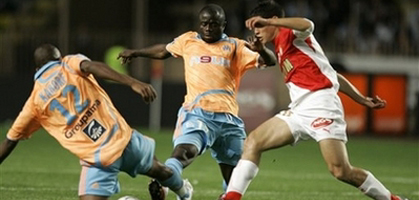 Игнасио Гонсалес борется с двумя игроками Марселя, фото AP