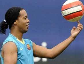 В красно-черную часть Милана... Фото AFP