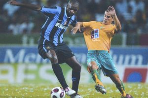 С мячом Патрик Виейра