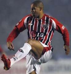 Красно-черную футболку уже примерял, фото Reuters