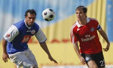 Гледсон, мяч и ван дер Ваарт, Reuters