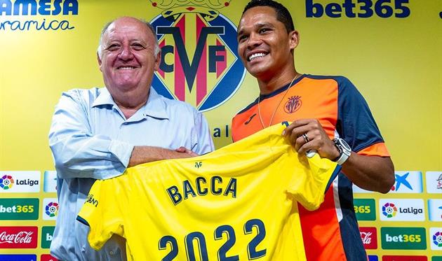 Карлос Бакка на презентации в качестве игрока Вильярреала