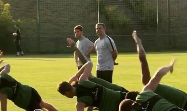 Сергей Ребров следит за тренировочным процессом