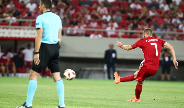 Момент удара Константиноса Фортуниса, twitter.com/olympiacos_org