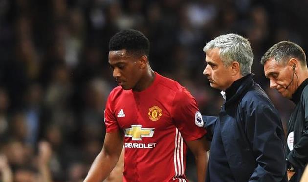 Севилья интересуется Мартиалем и Дракслером