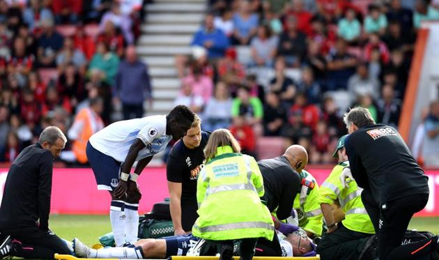 Майкл Кин на носилках, Getty Images