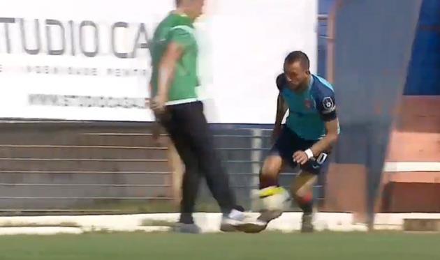 Румынский тренер был удален с поля за отбор мяча у соперника