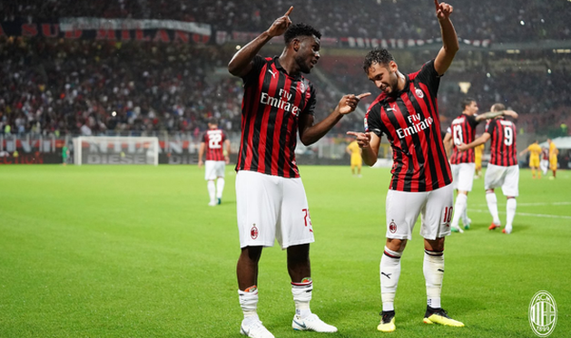 кессье и чалханоглу отмечают взятие ворот, twitter.com/acmilan