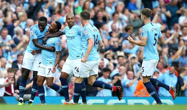 игроки манчестер сити поздравляют стерлинга с забитым голом, getty images
