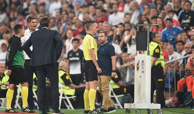 Впервые в Испании арбитр лично посмотрел VAR