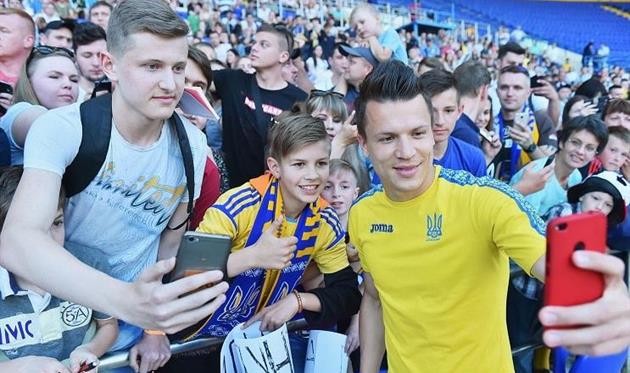 Евгений Коноплянка с болельщиками, ФФУ