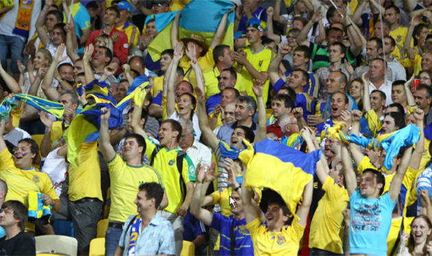 Фанаты сборной Украины исполнили Червону руту, когда погас свет на стадионе в Чехии